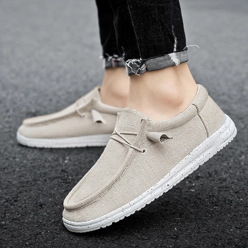Seitliche Ansicht der Aaron Herren Sneakers. Atmungsaktive, bequeme Freizeitschuhe für Herrenmode.