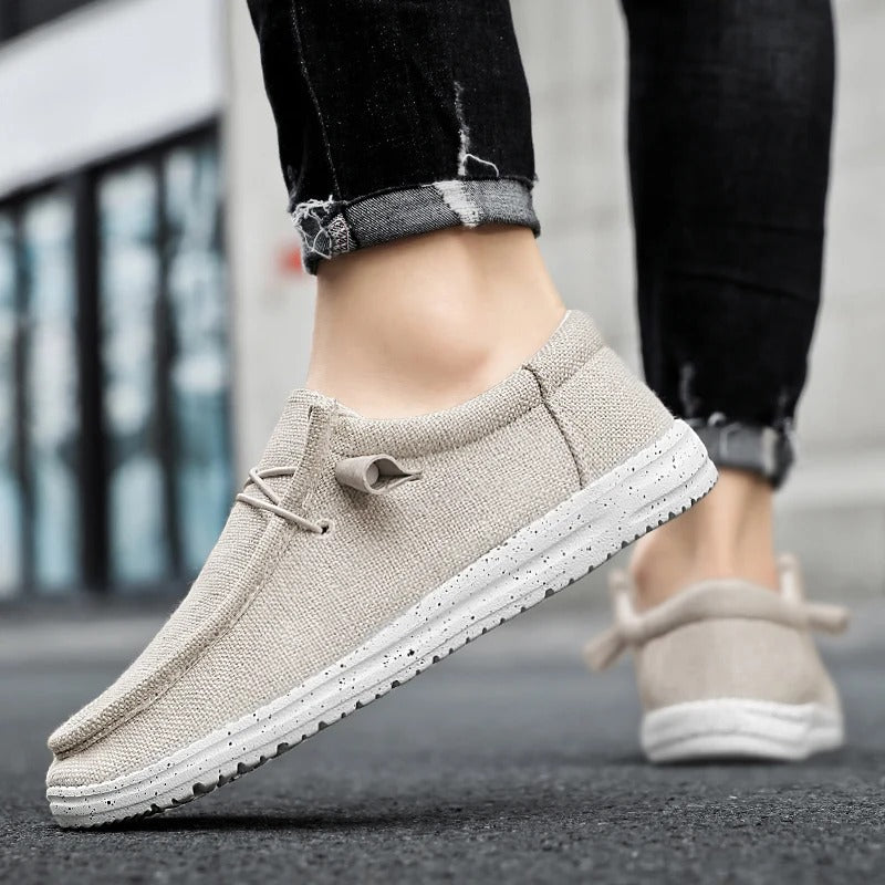 Nahaufnahme des atmungsaktiven Materials der Aaron Herren Sneakers. Perfekte, bequeme Sommerschuhe.
