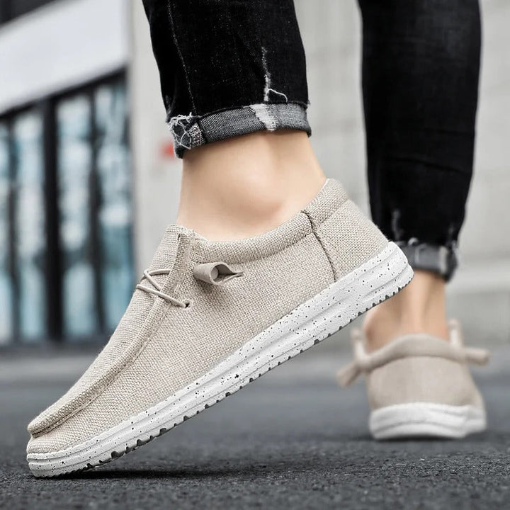 Nahaufnahme des atmungsaktiven Materials der Aaron Herren Sneakers. Perfekte, bequeme Sommerschuhe.