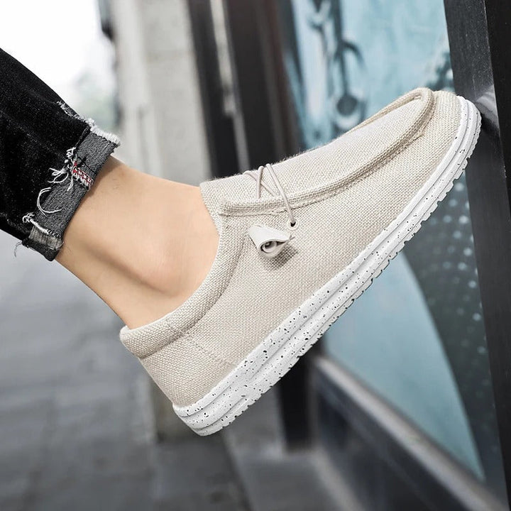 Detail der flexiblen Sohle der Aaron Herren Sneakers. Bietet ganztägigen Komfort für aktive Tage.