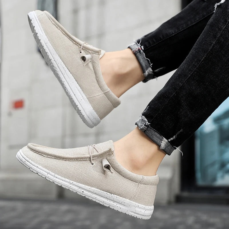Aaron Herren Sneakers am Fuß. Lässige & bequeme Herrenmode, ideal für Spaziergänge im Sommer.