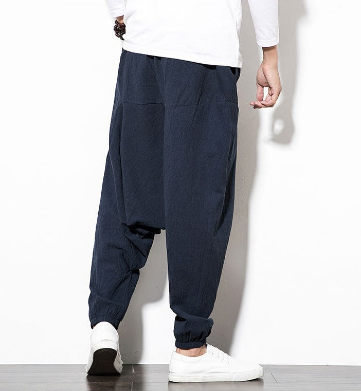 Lässige Streetwear Jogginghose für Herren, Harem-Stil, schwarz, modern und komfortabel.
