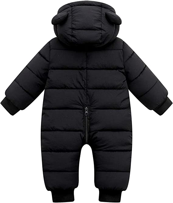 Detailaufnahme des weichen Unisex Baby Winter Stramplers mit Kapuze & Bärenohren. Hochwertige Kinderbekleidung.