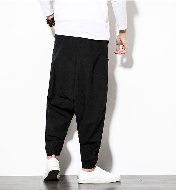 Lässige Herren Jogginghose, Harem-Design, schwarz, bequem und stylisch für den urbanen Look.