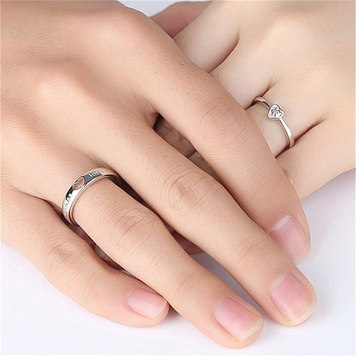 Schlichte & elegante Herz Partnerringe aus Sterlingsilber, verstellbare Liebesringe für Verlobte. Zeitloser Schmuck.