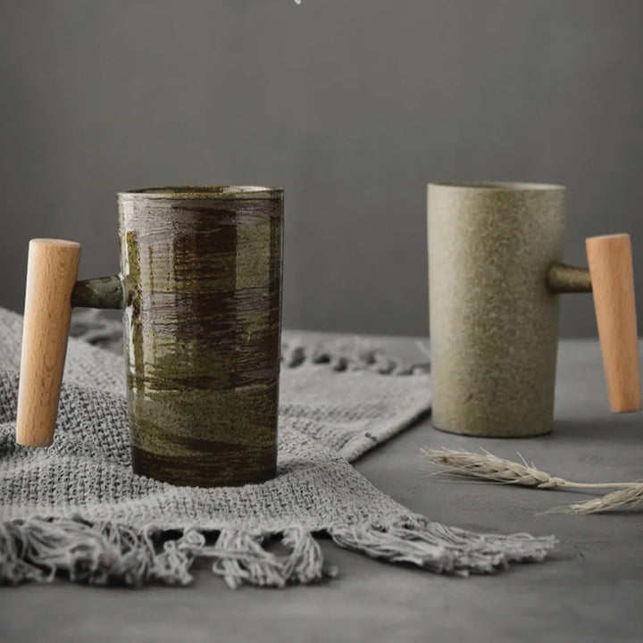 Moderner handgefertigter Becher für Heißgetränke. Perfekt als Kaffeetasse oder Teebecher. Zeitloses Design.