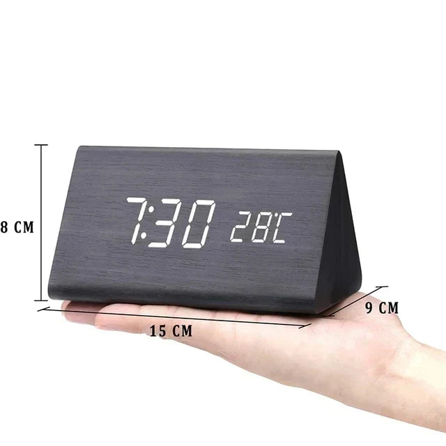 Minimalistischer LED Wecker in Holzoptik, Sprachsteuerung und Temperaturanzeige für Ihren Nachttisch.