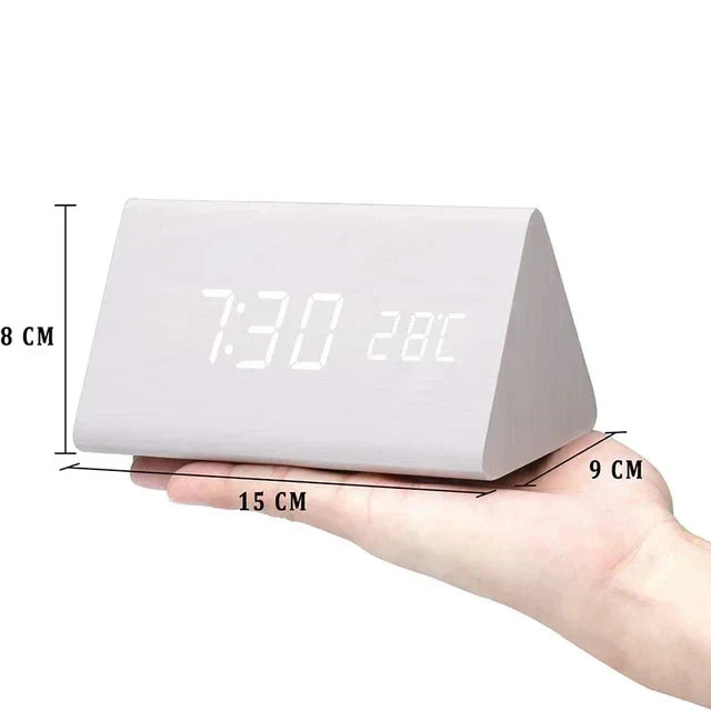 Digitaler Tischwecker mit LED-Display, Sprachsteuerung und ansprechender Holzoptik, modern und funktional.