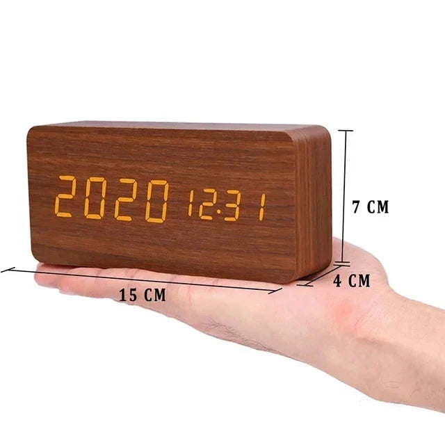 Trendiger LED Wecker mit Sprachsteuerung und Holzoptik als schicke Ergänzung für jedes Schlafzimmer.
