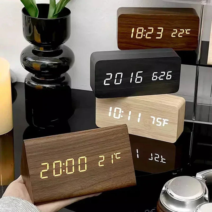 Eleganter LED Wecker in Holzoptik mit Sprachsteuerung und Temperaturanzeige für den Nachttisch.