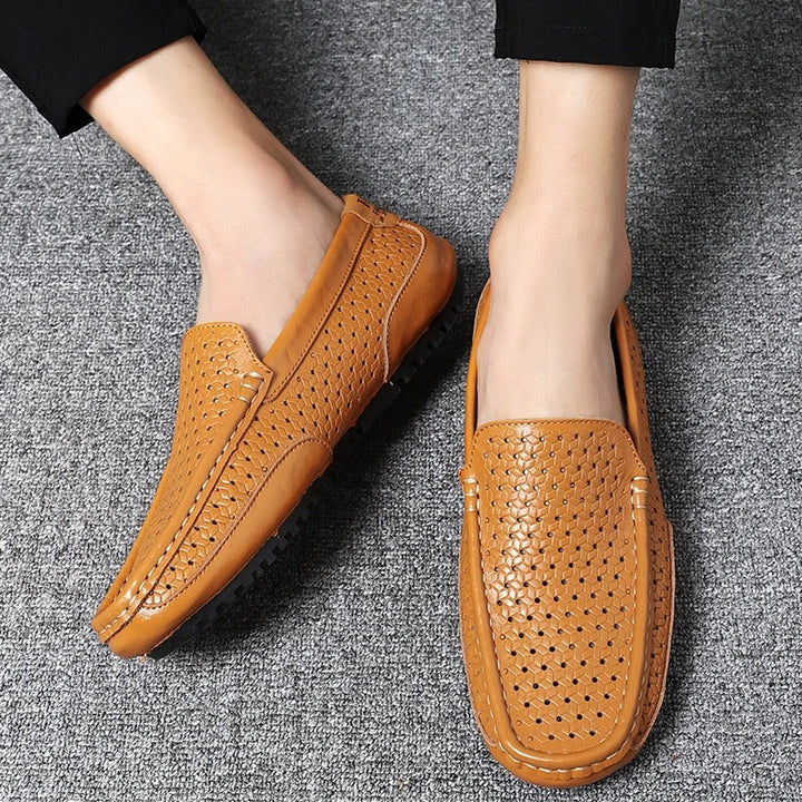 Bequeme Herren Slipper, elegante Optik, vielseitig für Büro und Freizeitaktivitäten.
