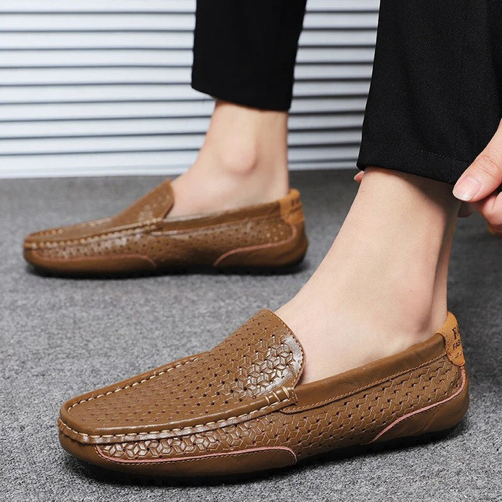 Braune klassische Herren Slipper, atmungsaktiv & komfortabel, zeitlos elegant.