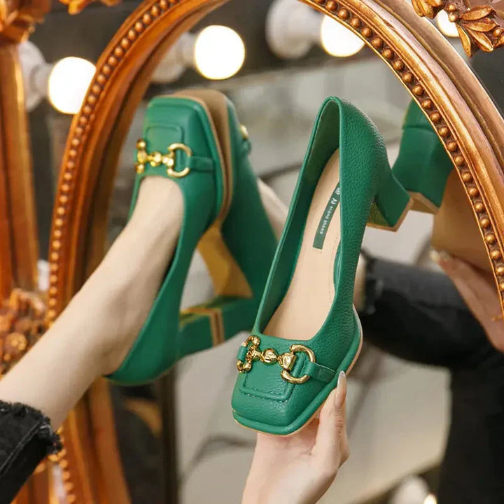 Moderne hochhackige Schuhe für Damen, mit bequemem Blockabsatz und eleganter quadratischer Spitze im französischen Stil.