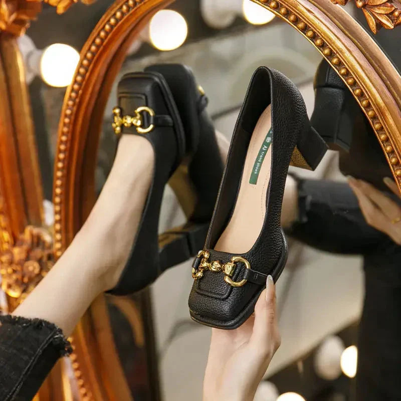 Französischer Stil Damen Heels mit stabilem Blockabsatz. Elegante hochhackige Business-Schuhe mit quadratischer Spitze.