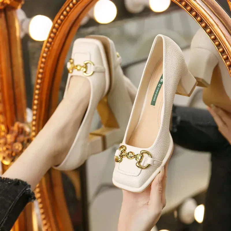 Elegante Damen Pumps mit stabilem Blockabsatz und quadratischer Spitze im französischen Stil. Ideal für Business & Abendmode.