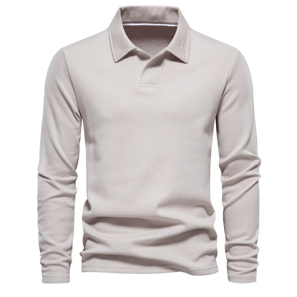 Bequemer Herren Langarm-Polopullover mit klassischem Kragen. Zeitloses Design für elegante Männer-Herbstmode.