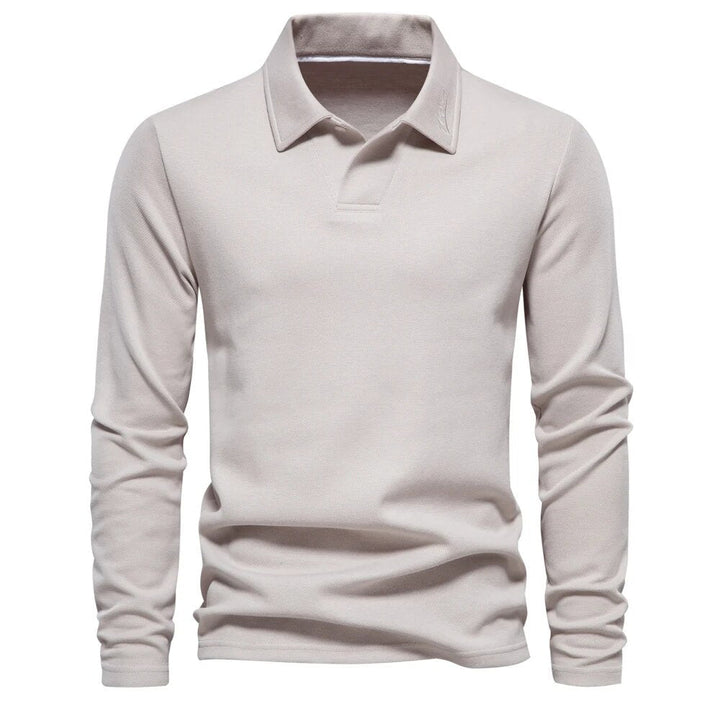 Bequemer Herren Langarm-Polopullover mit klassischem Kragen. Zeitloses Design für elegante Männer-Herbstmode.