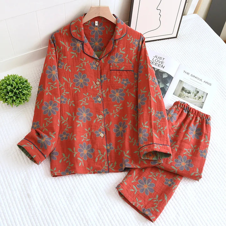 Damen Pyjama-Set mit floralem Muster, aus weicher Baumwolle in Grün- & Rottönen; lockerer Schnitt.