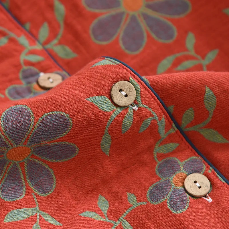 Floraler Baumwoll Pyjama für Damen in Grün & Rot; locker sitzender Schlafanzug für zuhause.