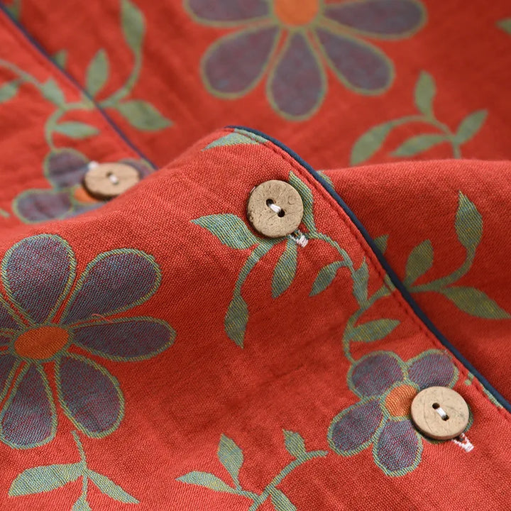 Floraler Baumwoll Pyjama für Damen in Grün & Rot; locker sitzender Schlafanzug für zuhause.