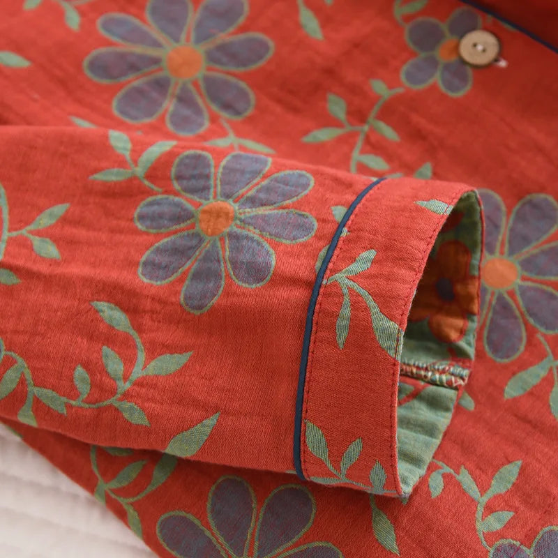 Locker sitzender Baumwoll-Pyjama für Damen mit attraktivem Blumenmuster; bequemer Schlafanzug.