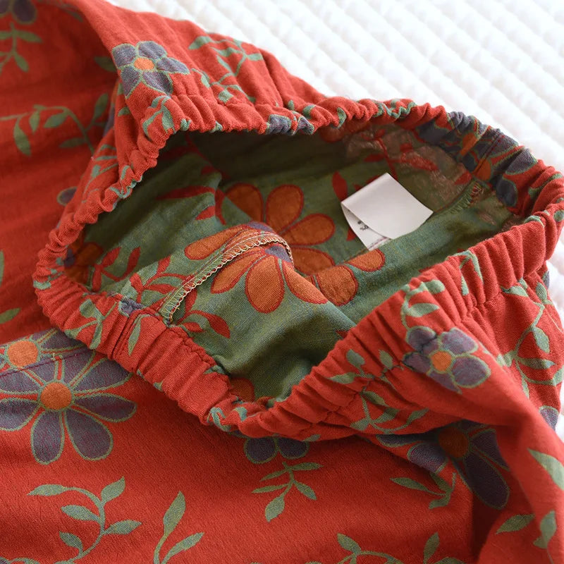 Grün-roter Damen Pyjama aus weicher Baumwolle, florales Muster; stylischer Schlafanzug & Hausanzug.
