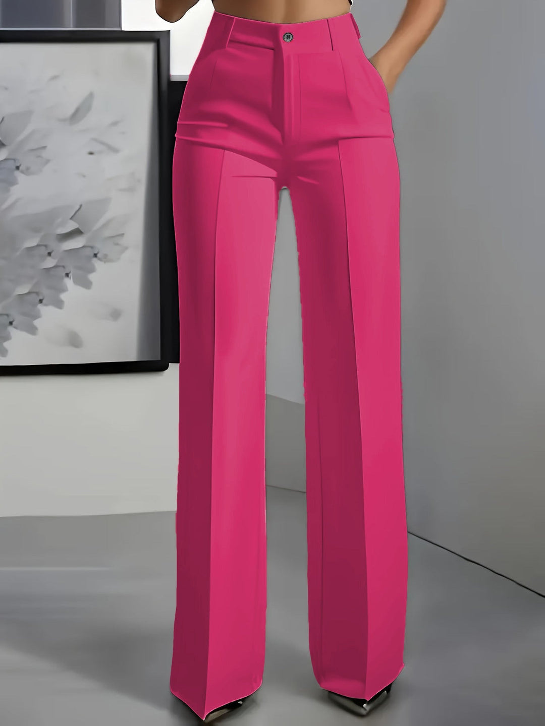 Detailaufnahme der hochtaillierten Damenhose mit geradem Schnitt. Perfekt für vielseitige Business-Outfits.