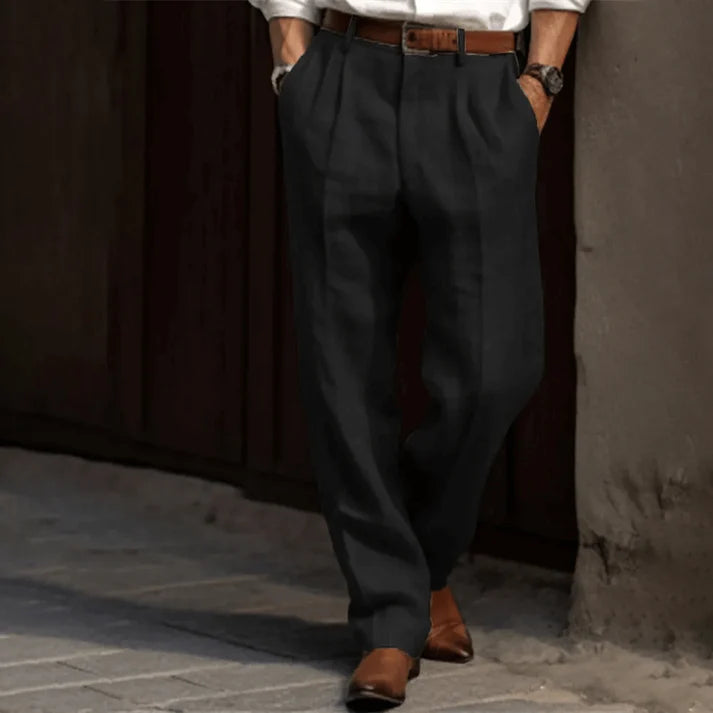 Klassische Herrenhose mit Bügelfalte, ideal für Smart Casual Looks im Frühling und Sommer. Komfortabel.