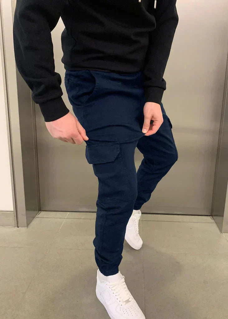 Gefaltete Herren Cargo-Jogginghose: Zeigt hochwertige Verarbeitung & praktischen Stil dieser vielseitigen Freizeithose.