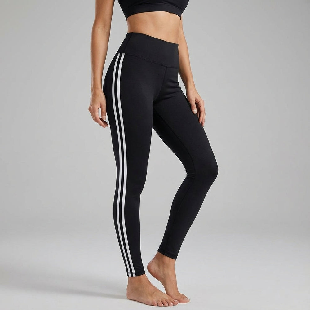 Atmungsaktive Fitnesshose Raquel, Detailansicht des blickdichten, weichen Stoffes für höchsten Komfort.