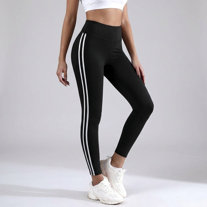 Yoga Hose Raquel in Aktion: Dehnbare Damen Leggings mit hoher Taille, perfekt für Yoga & Sport.
