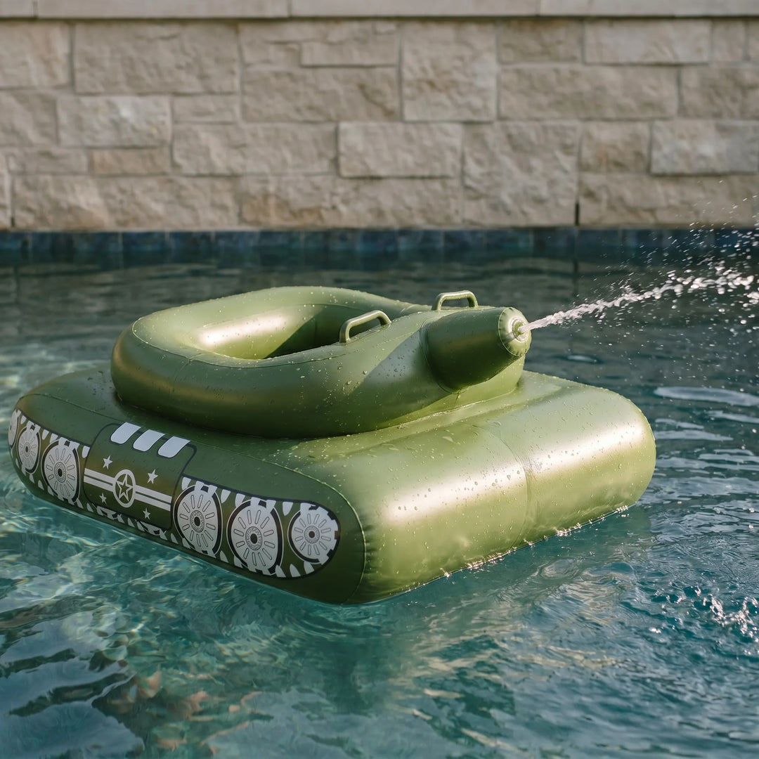 Aufblasbarer Panzer, blau, für actionreichen Wasserkampf. Robustes Poolspielzeug für Kinder & Jugendliche im Sommer.
