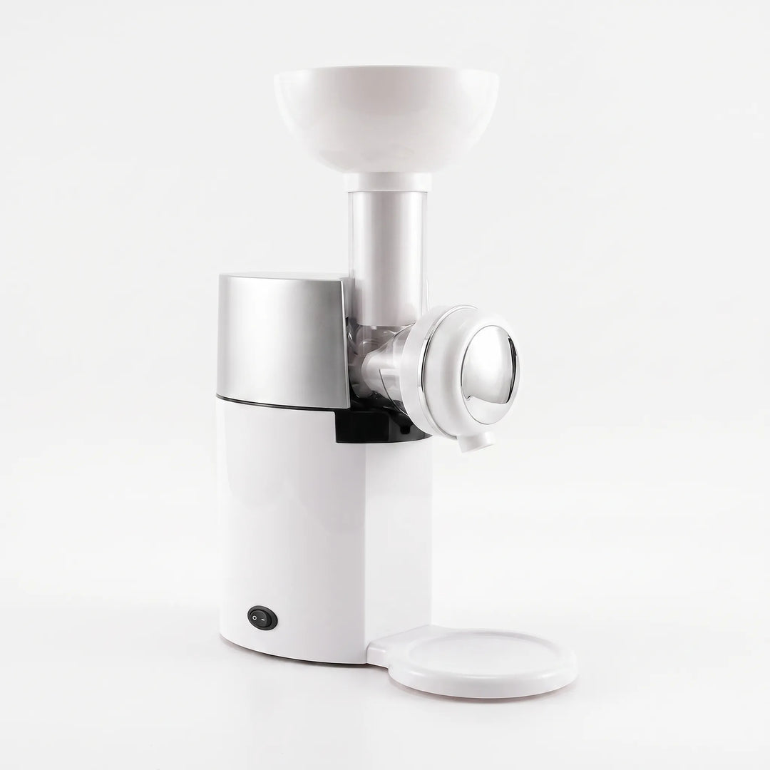 Übersicht der automatischen Eismaschine, die frische Früchte in cremiges Softeis verwandelt. Einfacher Dessertmaker.