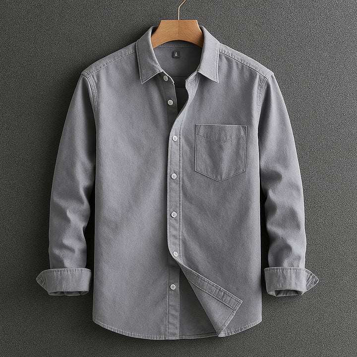 Ganzkörperansicht: Klassisches Herrenhemd mit Umlegekragen, schlanke Passform, leichtes Material, elegant für Herren.