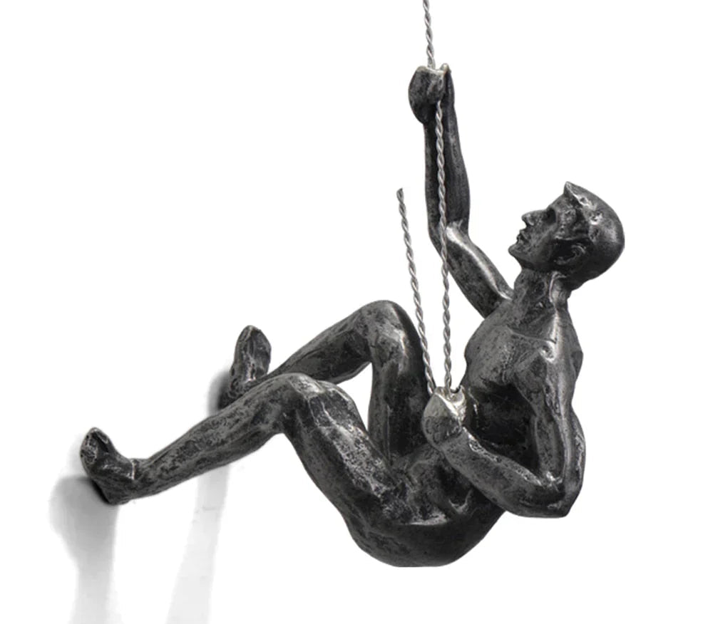 Elegante Kletterer Wandfigur, dreidimensionales Kunstobjekt für eine einzigartige Wanddekoration.