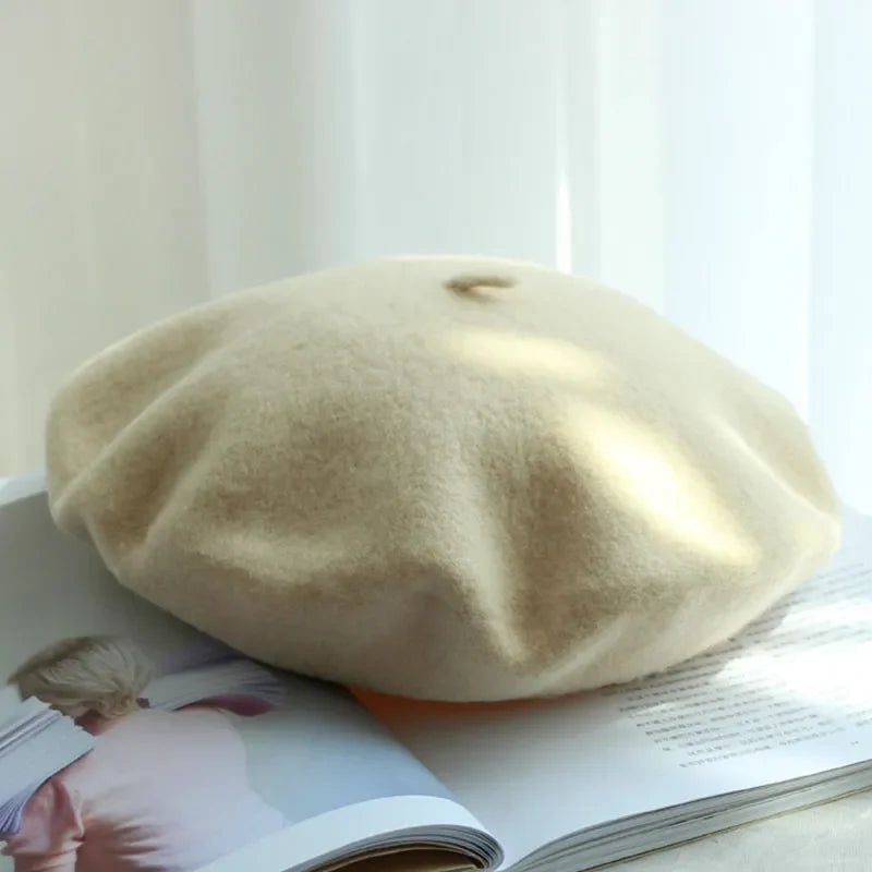 Zeitloses Damen Beret aus weichem Filz, stilvolles Mode-Accessoire.