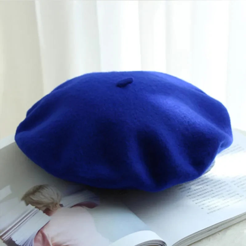 Klassisches Damen Filz-Beret in Dunkelblau, vielseitiges und modisches Accessoire.
