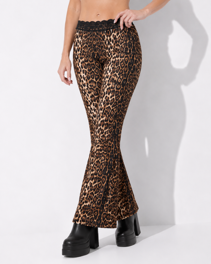 Elegante Damen Schlaghose mit Leopardenmuster und Spitze, perfekt für einen stilvollen Partylook oder Freizeit.