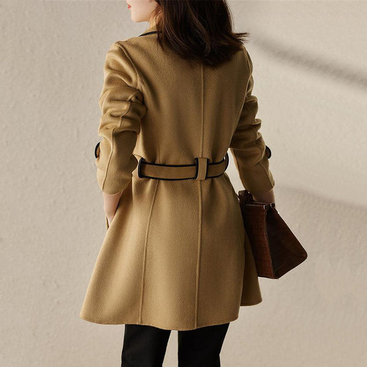 Damen A-Linien Mantel mit elegantem Fall & Kontrastdetails am Revers. Vielseitiger Look für Business & Freizeit.