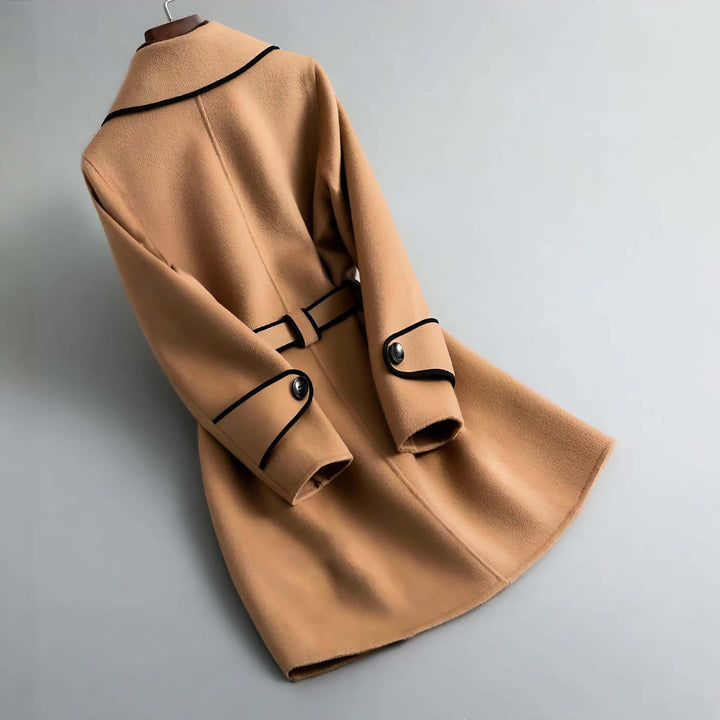 Nahaufnahme vom eleganten Damen A-Linien Mantel mit stilvollen Kontrastdetails & Reverskragen. Klassische Mode.