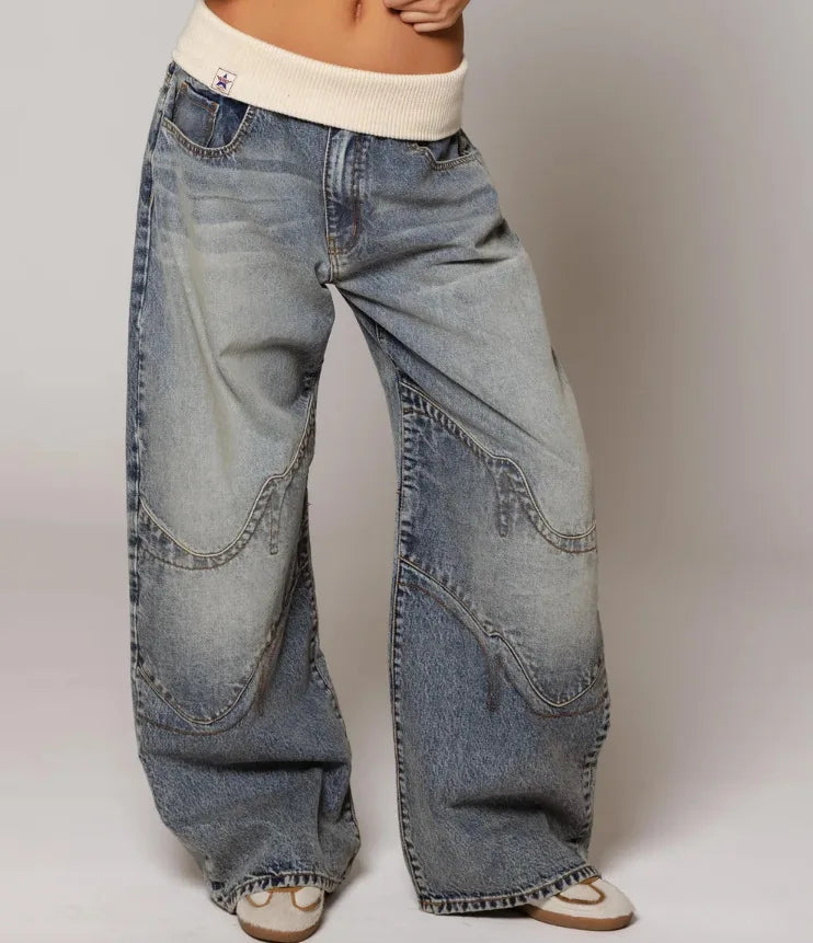 Hellblaue Damen Baggy Jeans mit weitem Bein und einzigartigen Statement-Nähten für stylischen Freizeit-Look.