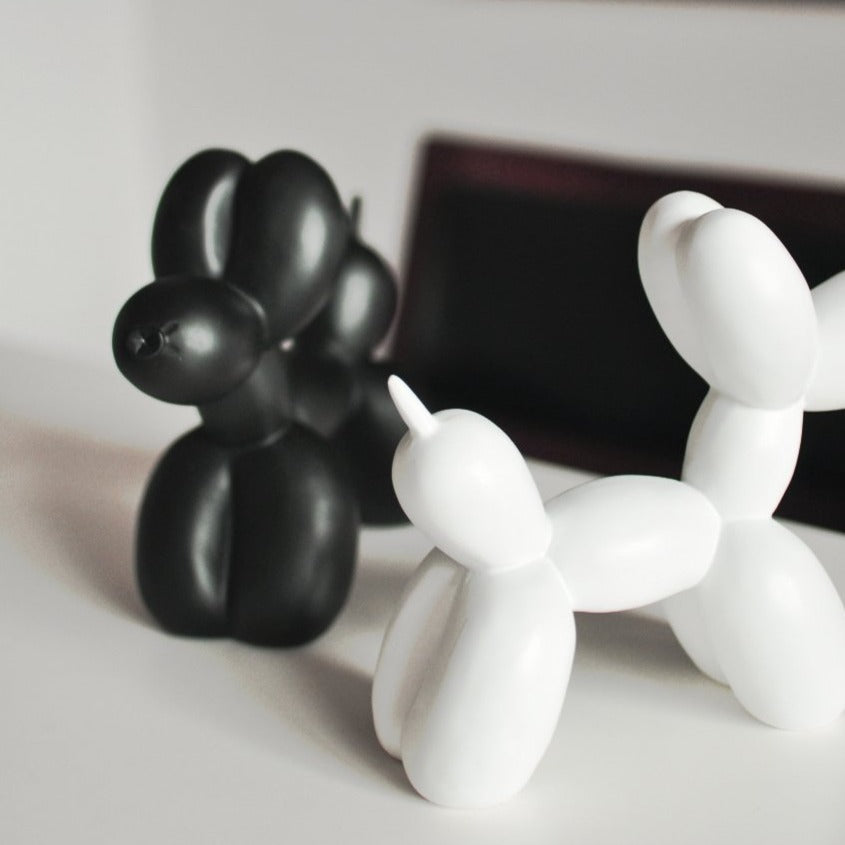 Glänzender Ballonhund als Schreibtisch-Deko, süßes modernes Element für Büro oder Wohnraum.