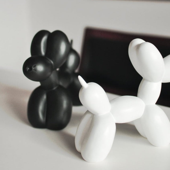 Glänzender Ballonhund als Schreibtisch-Deko, süßes modernes Element für Büro oder Wohnraum.