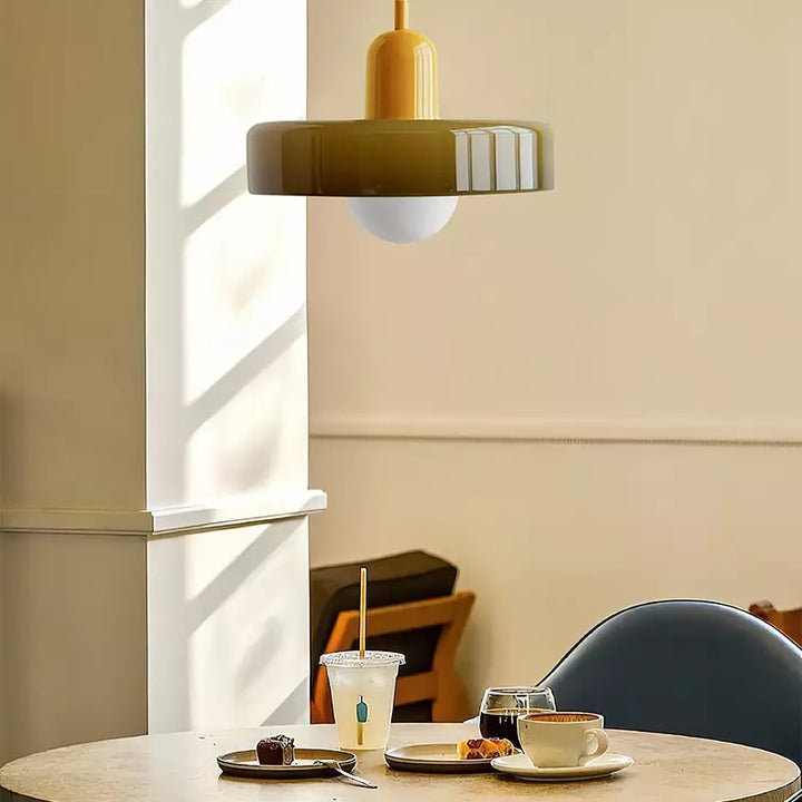 Bauhaus Pendelleuchte mit leuchtendem Farbglas, moderne Ästhetik für Ihr Zuhause.