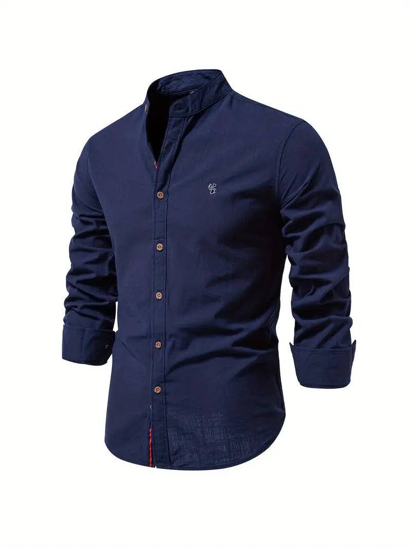 Nahaufnahme: Elegante Knöpfe am modernen Herren Langarmhemd. Hochwertige Details für den Frühling.
