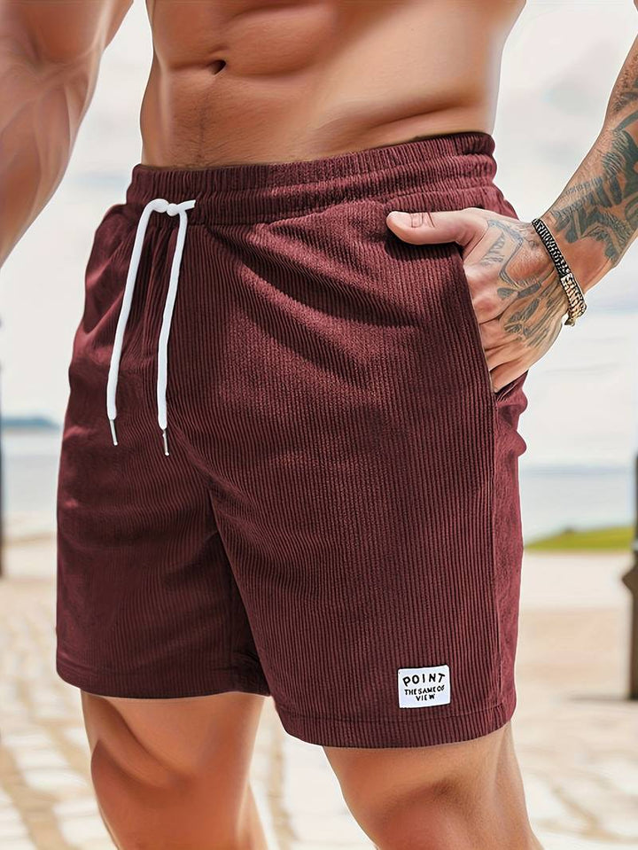 Moderne Männer Freizeitshorts in Schwarz, vielseitig als Strand- oder Sportshorts nutzbar.