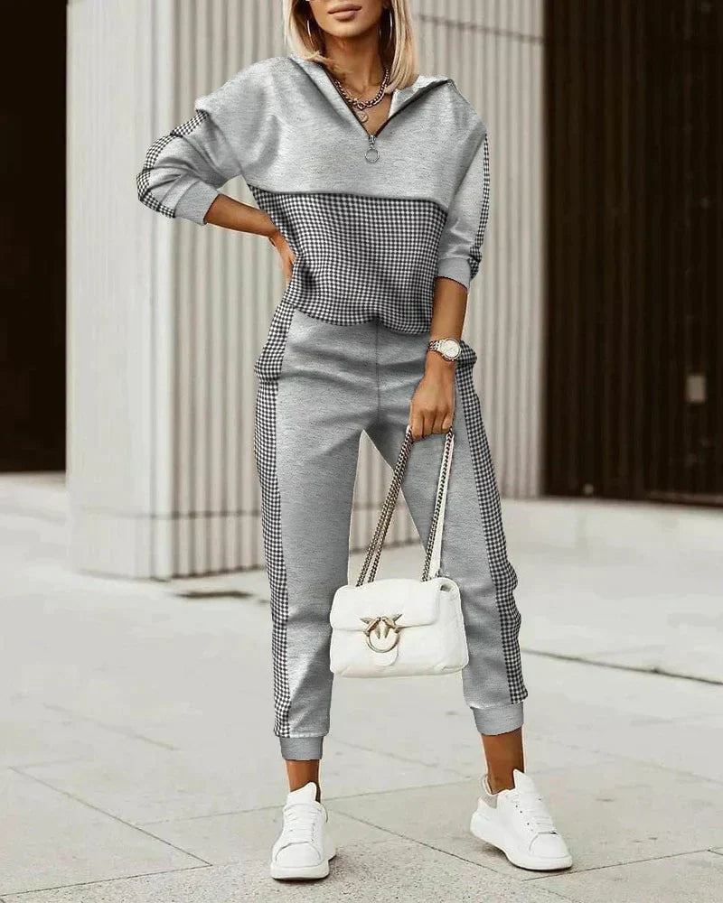 Moderner Damen Zweiteiler Trainingsanzug in Beige mit Kapuze, ideal für lässige Looks. Bequemes Activewear Set.