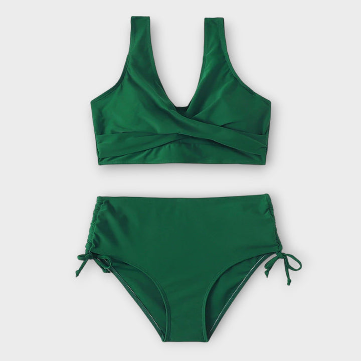 Moderner Damen Zweiteiler Bikini mit V-Ausschnitt und stylischer Wickeloptik. Sommer Bademode für Damen.