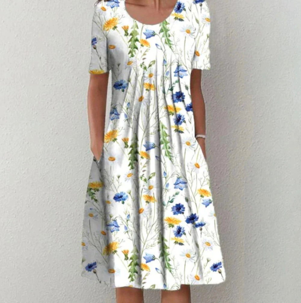 Elegantes Damen Sommerkleid mit Blumenmuster und kurzen Ärmeln. Perfekt für Urlaub und Frühling.