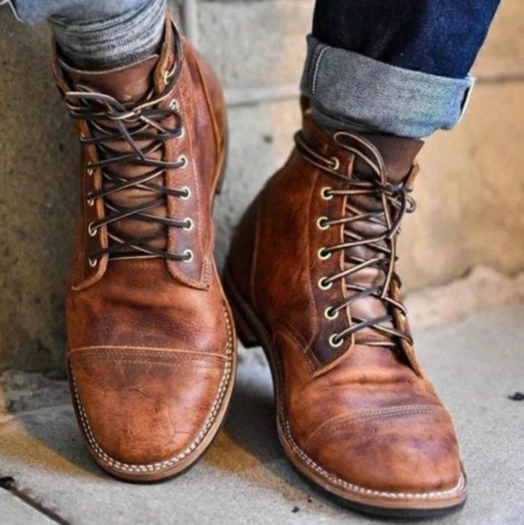 Robuste schwarze Herren Schnürstiefel: modisch, bequem, ideal für Alltag und Herbst/Winter.